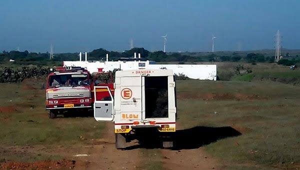 ભૂકંપના આંચકાથી ગોડાઉનમાં ટોટા એકબીજા સાથે સ્પાર્ક થતા વિસ્ફોટ થયો હતો. આ ઘટનામાં ગોડાઉનના ચોકીદારનું મોત થયું હતું. તેમજ પ્રચંડ વિસ્ફોટને કારણે ગોડાઉનની અંદરથી અડધા કિલોમીટર સુધી પથ્થરો બહાર ઉડ્યા હતા. વિસ્ફોટમાં 70 વર્ષિય ચોકીદારને ઇજા થતા તેમનું ઘટના સ્થળે જ મોત થયું હતું.