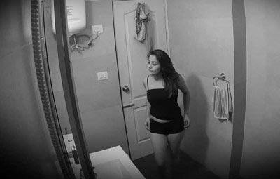 મિરરની નજીક જઈને જુઓ. જો તમારી ઇમેજમાં થોડો પણ ચેન્જ જોવા મળે તો તે ટૂ-વે મિરર હોઇ શકે છે. બે મિરર હોવાના કારણે આમ થાય છે. 