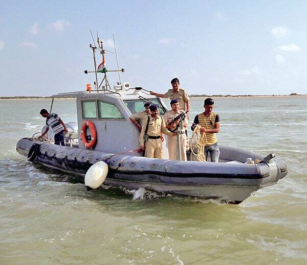 પોલીસના કહેવા પ્રમાણે, અલાનાએ યુવતી સાથે પ્રથમ મુલાકાત બાદ ચાર વખત પાકિસ્તાનની મુલાકાત કરી છે. તેમની દોસ્તીમાં બાદમાં પ્રેમમાં પરિણમી હતી. આ દરમિયાન તે આઇએસઆઇના સંપર્કમાં આવ્યો હતો અને બાદમાં તેના માટે જાસૂસી કરવા લાગ્યો હતો. 