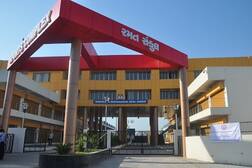 વડોદરાઃસ્પોર્ટ્સ કૉમ્પ્લેક્સમાં ખેલાડીઓ માટે સુવિધાનો અભાવ, લોબીમાં સૂવા ખેલાડીઓ મજબૂર