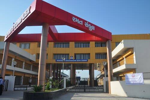 વડોદરાઃસ્પોર્ટ્સ કૉમ્પ્લેક્સમાં ખેલાડીઓ માટે સુવિધાનો અભાવ, લોબીમાં સૂવા ખેલાડીઓ મજબૂર