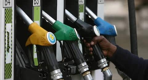 Petrol Price Hike: একধাক্কায় অনেকটা বাড়ল প্রিমিয়াম পেট্রোলের দাম ! সরাসরি প্রভাব কীসের দামে? Petrol Price Hike: একধাক্কায় অনেকটা বাড়ল প্রিমিয়াম পেট্রোলের দাম ! সরাসরি প্রভাব কীসের দামে?