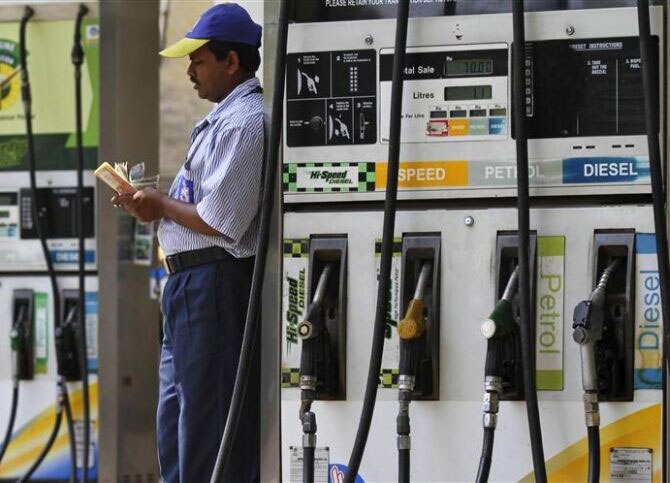 Petrol and Diesel price in Delhi increased to 35 paise today know new price Petrol-Diesel Price Today: दिल्ली में लगातार तीसरे दिन बढ़े तेल के दाम, जानें आपके शहर में पेट्रोल-डीजल की क्या है नई कीमत
