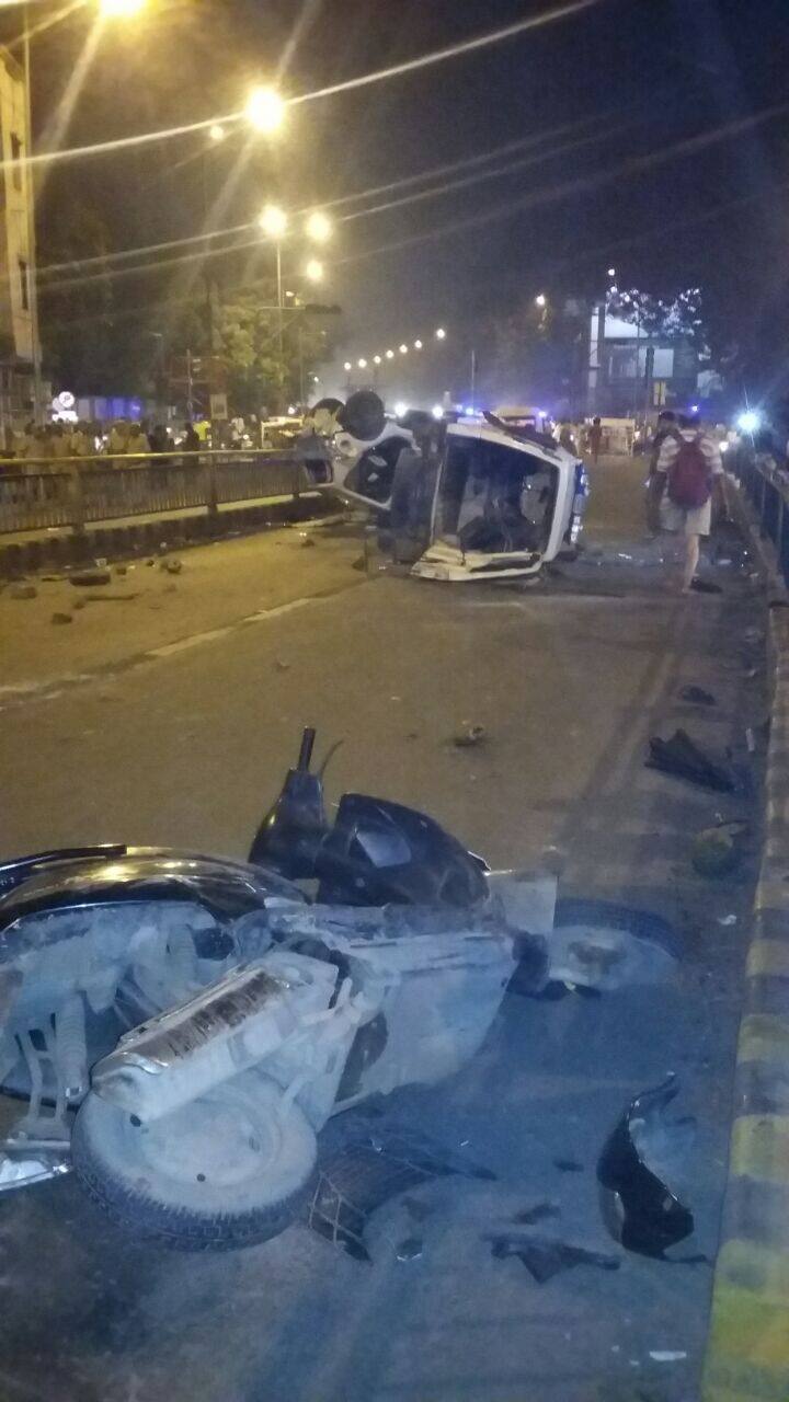 અમદાવાદ: શુક્રવારે મોડી રાત્રે અમદાવાદના ખમાસા ચાર રસ્તા પાસે બીઆરટીએસ કોરિડોરમાં પૂર ઝડપે આવતી એક કારે અકસ્માત સર્જ્યો હતો. જેમાં ટુવ્હીલર પર જઈ રહેલા બે યુવાનો ઈજા પામ્યા હતા.