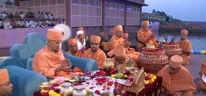 નોંધનીય છે કે ગઇકાલે મહંત સ્વામી મહારાજ ગોંડલ આવી પહોંચ્યા હતા. તેઓ 16 ઓક્ટોબર સુધી રોકાણ કરશે તે દરમિયાન અનેકવિધ ધાર્મિક કાર્યક્રમોનો સૌને લાભ મળશે. શુક્રવારના રોજ બ્રહ્મસ્વરૂપ યોગીજી મહારાજ તથા બ્રહ્મસ્વરૂપ પ્રમુખસ્વામી મહારાજના અસ્થિપુષ્પોનો પૂજનવિધિ સમારોહ યોજાયો હતો. ગઈકાલે સંતો પાલખીયાત્રા કરીને અસ્થિકળશને લઈ ઘાટ પર પધાર્યા હતા. મહંતસ્વામી મહારાજ અને સર્વ સદગુરુ સંતોએ મહાપૂજા કરી હતી.