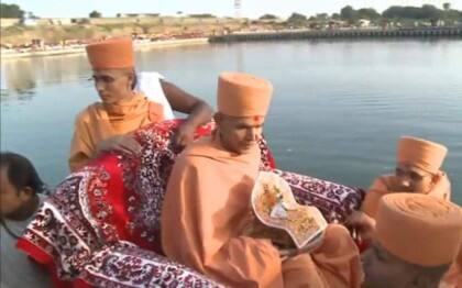 નવનિર્માણ પામેલ અક્ષરઘાટ પર નિમિતે સભાનું આયોજન થયુ હતું. અસ્થિ કળશનું શાસ્ત્રોક્ત વિધિ-વિધાનો દ્વારા પુજન કરાયું હતું. મહાપ્રસાદિક ગોંડલી નદીમાં સૌએ આરતી અને દીપવિસર્જન કરીને સભાની પૂર્ણાહુતિ કરી હતી.