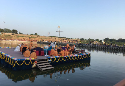 ગોંડલઃ ગોંડલી નદીમાં પ્રમુખ સ્વામીના અસ્થિનું કરાયું વિસર્જન, મહંત સ્વામી રહ્યા ઉપસ્થિત