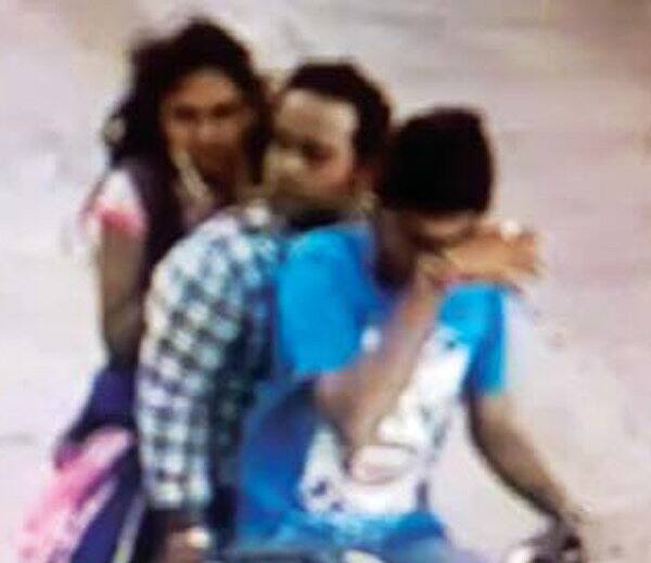 મોના અન્ય યુવતી સાથે જ ફરવા માટે આવી હતી. વાઘેચા મંદિરે દર્શન કર્યા બાદ તેઓ તાપી નદીના પટમાં ફરવા ગયા હતા. જ્યાં મોના ડૂબી જતાં તેઓ ભયભીત થઈને ત્યાંથી ભાગી ગયા હતા. જોકે, આ ઘટનામાં તેના સાથી મિત્રો કયા કારણોસર યુવતીને ડૂબી હોવા છતાં ત્યાંથી ભાગી છૂટ્યા હતાં તે અંગે હજુ સ્પષ્ટતા થઈ નથી. જોકે, હજુ સુધી મોના સાથે હતા, તે યુવકો અને યુવતી કોણ છે, તે જાણી શકાયું નથી.