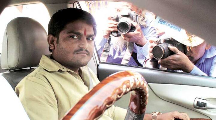  હાર્દિકે પોતાના ફેસબુક પેજ પર લખ્યુ હતું કે ઘણી બધી ચર્ચા પછી લખી રહ્યો છું કે કેજરીવાલનો વિરોધ તો મારે પણ કરવો તો પણ બધાનો વિરોધ કરીશું તો આપણા સમાજ ની વાત લઇ ને હિન્દુસ્તાનમાં પહોંચાડશે કોણ ? આપણે જે ભોગવ્યું છે એ ભારત ના અન્ય રાજ્ય ના લોકો જાણશે કઈ રીતે ? માટે આપણે સૌ આ કેજરીવાલ ને સહયોગ ના આપી શકીયે તો કઈ નહિ પરંતુ એક શહીદ પરિવાર માટે એક શબ્દ દિલ્હી માં જઈ ને બોલશે તો સમાજ માટે કંઈક સારું થશે.વગર સત્તા અને હજુ જીતશે કે નહિ એ ખબર નથી છતાંય જો કોઈક મુખ્યમંત્રી આપણા સમાજ ની વાત કરે તો આપણા માટે સારું કહેવાય.