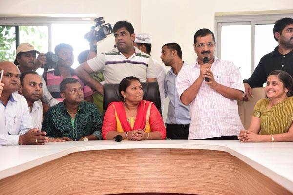 આ પછી તેમણે ઊંઝા નગરપાલિકાની મુલાકાત લીધી હતી. જ્યાં તેમણે સંબોધન પણ કર્યું હતું. નોંધનીય છે કે, તેઓ ગઈ કાલે અમદાવાદ એરપોર્ટ પર ઉતર્યા ત્યારે પણ તેમનો વિરોધ કરવામાં આવ્યા હતો. ત્યારે આજે ફરીથી તેમનો વિરોધ કરવામાં આવ્યો છે.