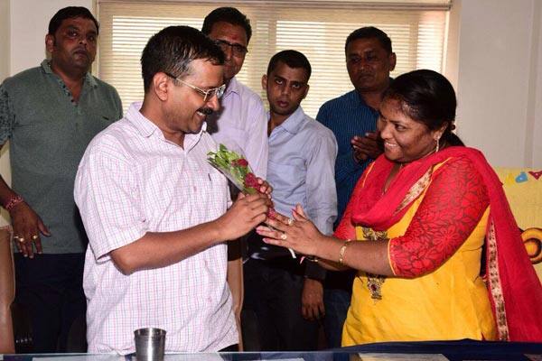 તેમણે ગઈ કાલે પાટીદાર અનામત અંદોલન દરમિયાન મોતને ભેટેલા યુવકોના પરિવારજનોની મુલાકાત પણ લીધી હતી. એટલું જ નહીં, તેમણે મહેસાણાના પિલુદ્રાની મુલાકાત પણ લીધી હતી અને ત્યાં સભાને સંબોધન પણ કર્યું હતું. 