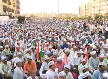 સુરતઃ કેજરીવાલે હાર્દિક પટેલને ગણાવ્યો દેશનો સૌથી મોટો દેશભક્ત, વિરોધ કરી રહેલા લોકોની પોલીસે કરી અટકાયત