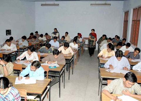 અસલ ઉમેદવારના બદલે ડમી ઉમેદવાર પરીક્ષા આપવાના અનેક કિસ્સા ભૂતકાળમાં બન્યા છે. તેના કારણે સરકારે આ ભરતીમાં પહેલી વાર બાયોમેટ્રિક રજિસ્ટ્રેશનનો નિર્ણય લીધો છે. જો કે તેના કારણે વિદ્યાર્થીઓનો પરીક્ષા પહેલાંનો સમય બગડશે તે બાબત ધ્યાનમાં નથી લેવાઈ. 