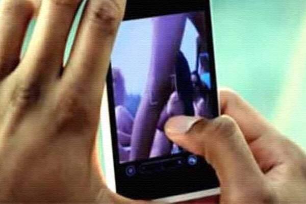 વાપી ચલા સ્થિત ગુરૂકુળ માર્ગ ઉપર આવેલી અવધ રેસિડેન્સીમાં રહેતા અને વલસાડની ખાનગી બેંકમાં મેનેજર તરીકે નોકરી કરતા સેમ્યુલ સુરેશભાઇ ચંદ્રાએ વાપીના છરવાડા માર્ગ સ્થિત આવેલી એક સોસાયટીમાં રહેતી સુજાતા (નામ બદલ્યું છે) અને સીએની વિદ્યાર્થીની પર પ્રેમના નામે નાટક કરી તેનું જાતીય શોષણ કર્યુ હતું. ફરિયાદ બાદ પોલીસે તપાસ હાથ ધરી છે. 