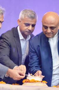 PICS: લંડનમાં ગુજરાતણો ઘૂમી ગરબે, જમાવી દીધો જોરદાર રંગ