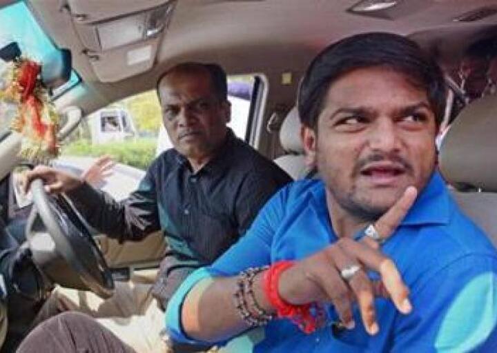 આમ આદમી પાર્ટીના કન્વિનર અને દિલ્લીના મુખ્યમંત્રી અરવિંદ કેજરીવાલની ગુજરાત યાત્રા સમયે એવી વાતો ચાલી હતી કે હાર્દિક પટેલનો કેજરીવાલને ટેકો છે. હાર્દિક પટેલે એ પછી આ સ્પષ્ટતા કરીને ખુલાસો કર્યો છે કે પોતાને કોઈ રાજકીય પક્ષ સાથે લેવાદેવા નથી અને પોતે પાટીદાર સમાજ માટે જ કામ કરે છે. 