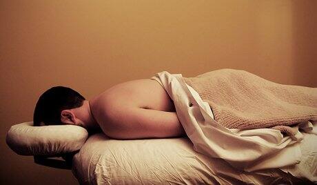 તેમના જણાવ્યા અનુસાર, અમારી પાસે 50 વર્ષીય આધેડ દરદી આવ્યા હતા જેને ન તો કોઈ પત્ની હતી કે ન તો કોઈ ગર્લફ્રેન્ડ હતી અને તે પોતાની જાતીય હતાશા દૂર કરવા માગતા હતા. જેના કારણે તેણે તેનું ગુપ્તાંગ પ્લાસ્ટિકની બોટલમાં નાંખ્યું અને તેમાં જ ફસાઈ ગયું હતું. ચાર દિવસ બાદ જ્યારે તે હોસ્પિટલમાં આવ્યા ત્યારે તેનુ ગુપ્તાંગ મૃતપાય સ્થિતિમાં હતું જેના કારણે તે કાપવું પડ્યું હતું.