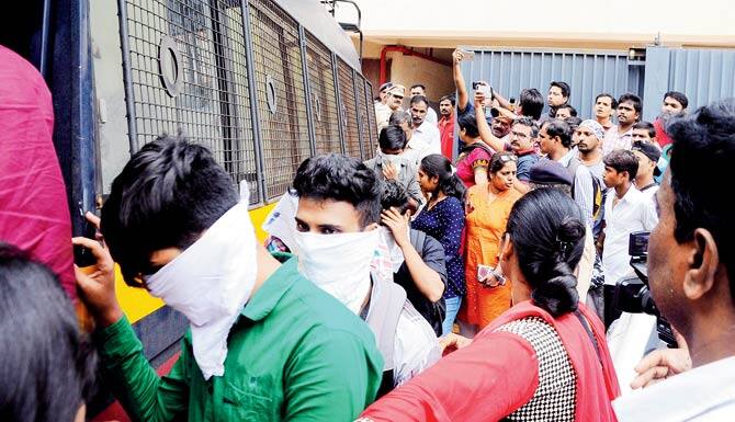 સાગર તથા તેના મિત્રોએ દેશભરમાંથી દવાની દુકાનોમાંથી મહિને 5000 રૂપિયાથી વધુની દવા ખરીદતા દર્દીઓના ડેટા મેળ્યા હતા. પછી તે દર્દીઓને ફોન કરતા અને દર્દીઓ જ્યાંથી દવાઓ ખરીદતા હોય તે દવાની દુકાનનું નામ દઇને તેમને ઓછા ભાવે દવા વેચવાની લાલચ આપતા.