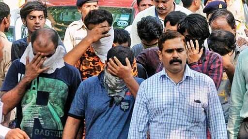 ફોન પર દર્દીઓને એ લોકો એવું કહેતા કે તમારી દવાની દુકાન દ્વારા અપેલી માહિતીના આધારે ડિસ્કાઉન્ટ સ્કીમમાં તમારું નામ સિલેકટ થયું છે અને તમને 30 ટકા ડિસ્કાઉન્ટ પર દવાઓ મળશે. લાલચમાં આવેલા દર્દીઓ કે તેમના પરિવારને પછી એડ્વાન્સ રૂપિયા બેંકમાં જમા કરાવવા પડશે કહેતા.