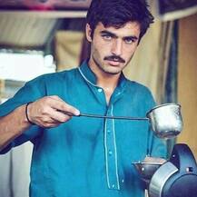 આ હોટ ચાયવાલા પર ફિદા છે પાકિસ્તાની હસીનાઓ, જાણો શા માટે છે ટ્રેન્ડમાં