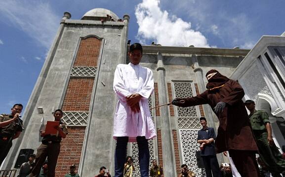 સપ્ટેમ્બરમાં લગ્નેતર સંબંધ હોવાને કારણે એક મહિલામે આમ જ જાહેરમાં કોરડા મારવામાં આવ્યા હતા. ઇન્ડોનેશિયાનાં Acehમાં સમલૈંગિક સેક્સ, જુગાર અને દારૂ પીવો વગેરે માટે ગુનો ગણાય છે અને તેના માટે જાહેરમાં સજા આપવામાં આવે છે.