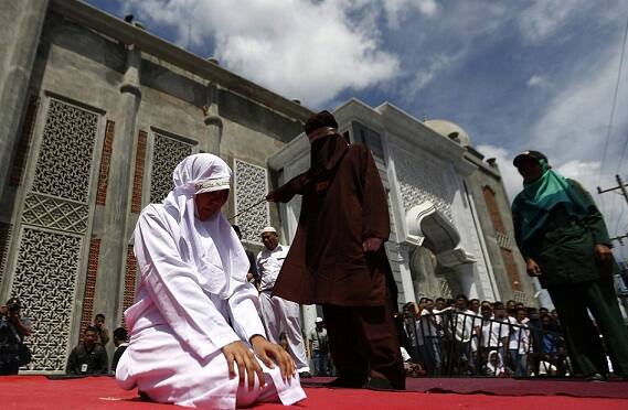 ઇન્ડોનેશિયાના Banda Aceh શહેરની અલ ફુરકોન મસ્જિદમાં યુવતીની લાકડી વડે ફટકારવામાં આવતા તે રડતી જોવા મળી હતી. આ ઘટનામાં કુલ ત્રણ કપલને જાહેરમાં કોરડા ફટકારવમાં આવ્યા હતા.