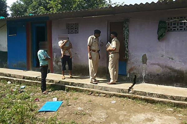 આ અંગેની વિગત એવી છે કે, કાચીગામની ચાલીમાં રહેતી પરિણીત યુવતીનો પતિ ઘરે નહોતો ત્યારે પાંચથી વધુ બૂકાનીધારીઓ ઘરમાં ઘૂસી ગયા હતા અને યુવતી પર ગેંગ રેપ ગુજારીને ફરાર થઈ ગયા હતા. આ ઘટનાની જાણ થતાં પોલીસ દોડતી થઈ ગઈ છે. બીજી તરફ યુવતીને હોસ્પિટલમાં દાખલ કરવામાં આવી છે. 