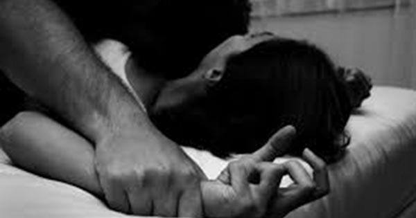 આ અંગેની વિગતો એવી છે કે, મહિલા આજથી ચાર વર્ષ પહેલા રીક્ષા ચલાવતા પંકજ ભીખાભાઇ દેવમુરારીના સંપર્કમાં આવી હતી. પંકજની રિક્ષામાં ભાડેથી કરી તેઓ ક્યાંક ગયા હતા, ત્યારે થયેલા પરિચય પછી પંકજે મહિલાને ધરમની બહેન બનાવી લીધી હતી. આ પછી છ મહિના બાદ મહિલા કચ્છ માતાના મઢે ચાલીને જતી હતી, ત્યારે રસ્તામાં પંકજ આઇસર લઈને આવતાં મળ્યો હતો. દરમિયાન પંકજે ભાડના પૈસા ન હોઈ આપવાનું કહેતાં મેં તેને મારા રૂમમાં રાખ્યો હતો. જ્યાં તેણે પોત પ્રકાશ્યું હતું અને છરી બતાવી બળાત્કાર ગુજાર્યો હતો. તેમજ મહિલાનો નગ્ન અવસ્થામાં જ વીડિયો ઉતારી લીધો હતો.