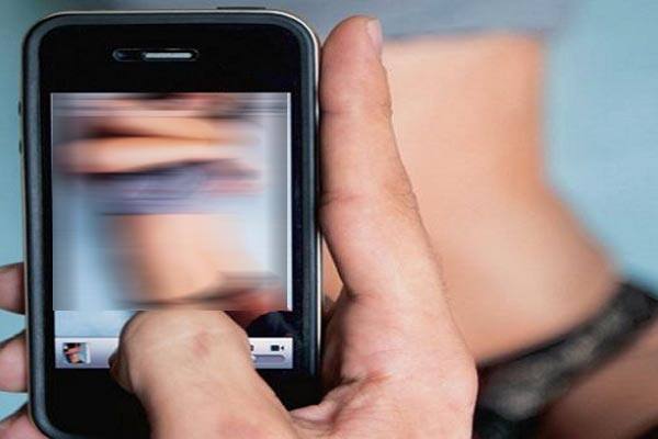 આ પછી વીડિયો બધાને બતાવી દેવાની ધમકી આપી વારંવાર હવસ સંતોષતો રહ્યો હતો. બદનામીના ભયથી મહિલા પણ તેની હવસનો ભોગ બનતી રહી હતી. મહિલાએ ફરિયાદમાં જણાવ્યું છે કે, પંકજે તેના પર બળાત્કાર તો ગુજાર્યો જ હતો, પરંતુ તેણે બ્લેકમેઇલ કરી મારી પાસેથી દાગીના માંગતા કટકે-કટકે તેણે મંગલસુત્ર, પાટલા, કાનની બે જોડી બુટી, ચાંદીના પાયલ મળી ત્રણેક લાખના ઘરેણાં પડાવી લીધા હતા. 