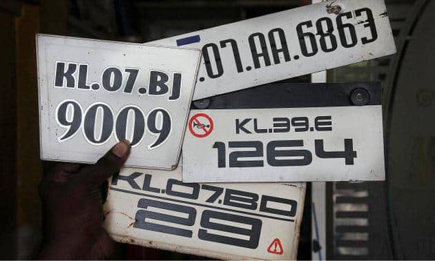 રાજ્ય સરકારે ફરજિયાત HSRP લગાવવાનો પરિપત્ર કર્યો છે, પરંતુ જાન્યુઆરી, 2013થી HSRPનો કાયદો અમલમાં આવ્યો ત્યારથી લઇ આજ સુધી સંખ્યાબંધ વાહનોમાં ફેન્સી નંબર પ્લેટ જોવા મળી રહી છે. ખુલ્લેઆમ કાયદના થતાં ઉલ્લંઘન સામે તંત્ર પણ નબળું સાબિત થયું છે. 