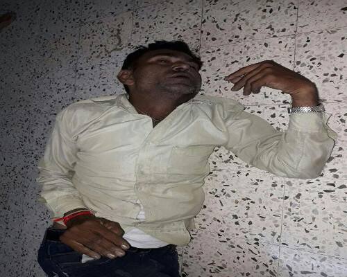 ત્યાંથી રાત્રિના પરત આવતા તેમણે ઘર અંદરથી બંધ હોય વારંવાર દરવાજો ખખડાવ્યો હતો. પણ ઘર ન ખૂલતાં તેમણે પોતાના પુત્રને ફોન કર્યો હતો.પણ ફોન પણ સ્વિચ ઓફ હોય તેમણે પોતાની પાસેની બીજી ચાવીથી ઘરના દરવાજા ખોલ્યા હતા. તે સમયે આ તેમના પરિવારના પુત્ર, પુત્રવધુ અને તેમના બંન્ને સંતાનો બેભાન હાલતમાં મળી આવ્યા હતા. આ અંગે તેમણે મોટા પુત્ર તેમજ અખબારી વિક્રેતા પરેશભાઇને જાણ કરતાં તેઓ પણ ત્વરિત તેમના નાના ભાઇના ઘરે દોડી ગયા હતા.