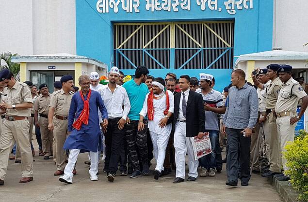 સમર્થકોએ જણાવ્યું કે હાઈકોર્ટના આદેશ પર હાર્દિકને 24 કલાક પહેલા પોલીસને જાણ કરીને ઉદયપુરમાં અલગ અલગ જગ્યાએ જાય છે.