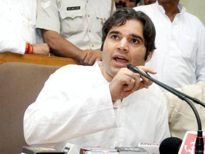 શું છે હની ટ્રેપનો મતલબ?  હની ટ્રેપનો મતલબ થાય છે છોકરી દ્વારા પ્રેમના જાળમાં ફસાવીને કામ કરાવવું. હથિયારના સોદામાં વ્હીસલ બ્લોઅર એડમંડ્સ એલેને 16 સપ્ટેમંબરે પ્રધાનમંત્રી કાર્યાલયને ચીઠ્ઠી લખી આરોપ મૂક્યો છે કે આર્મ્સ ડિલર અભિષેક વર્માએ પહેલા હની ટ્રેપની મદદથી વરૂણ ગાંધીને ફસાવ્યા અને હવે તેમને બ્લેકમેઈલ કરી રહ્યા છે.  ડિફેંસ કંસલ્ટેટિવ કમીટિની સભ્ય વરૂણ ગાંધીને આર્મ્સ ડીલર અભિષેક વર્માએ હની ટ્રેપ કર્યા હતા. વેશ્યાઓ સાથે સમય વીતાવવા ઉપરાંત ડિફેંસ કંપનીઓની પ્રાઈવેટ કંપનીઓની પાર્ટીમાં પણ ગયા હતા. અભિષેક વર્મા વર્ષ 2000થી વરૂણ ગાંધીને ઓળખે છે. અભિષેકે વરૂણ માટે વિદેશી એસ્કોર્ટ પણ બોલાવ્યા અને ફોટો પણ પાડ્યા હતા. 2008માં અભિષેકના જેલમાંથી છૂટ્યા બાદ પણ વરૂણ ગાંધી 2012 સુધી અભિષેક વર્માના ફાર્મ હાઉસ પર જતા હતા. જ્યાં ડિફેંસ કંપનીઓના અધિકારીઓ ઉપરાંત વિદેશી અસ્કોર્ટસ પણ હાજર રહેતી હતી. 