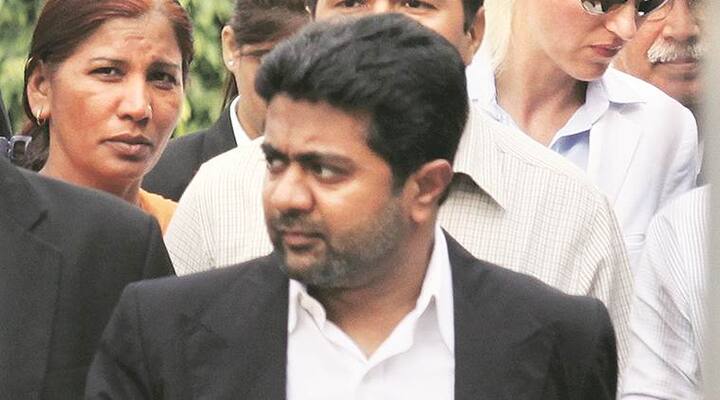 ચીઠ્ઠી સાથે પૂરાવા મોકલ્યા હોવાનો પણ દાવો કરવામાં આવ્યો છે. વરિષ્ઠ વકીલ અને સ્વરાજ ઈંડિયાના નેતા પ્રશાંત ભૂષણે પણ આ મામલે પ્રેસ કોંફરંસ કરી હતી.  વરૂણ ગાંધીની સ્પષ્ટતા  આરોપોના જવાબમાં વરૂણ ગાંધીએ સ્પષ્ટતા કરતા કહ્યું હતું કે, મારી સામેના આરોપો પાયા વિહોણા છે. જ્યારે હું 22 વર્ષનો હતો ત્યારે છેલ્લી વાર અભિષેક વર્માને મળ્યો હતો. તે પછી ન તો મળ્યો કે ન તો અમારી વચ્ચે વાતચીત થઈ. હું અભિષેક વર્માને એટલે ઓળખું છું કેમકે મારા તેમના માતા-પિતા રાજ્યસભામાં સાંસદ હતા. જે તથ્યોના અને પ્રમાણો પર આ વાત કરવામાં આવી છે તેને સાબિત કરવામાં આવે. આ મારી છબિ ખરડાવવા માટેનો પ્રયત્ન છે. હું પ્રશાંત ભૂષણ અને યોગેંદ્ર યાદવ પર માનહાનિનો દાવો કરીશ.  અભિષેક વર્મા પર રક્ષા સોદામાં દલાલીનો આરોપો લાગતા રહે છે. અભિષેક વર્મા નેવી વોર રૂમ લિક કેસમાં પકડાઈ ચૂક્યો છે. અભિષેક વર્મા કોંગ્રેસના પૂર્વ સાંસદ શ્રીકાંત વર્મા અને વિમલા વર્માના દિકરા છે. અભિષેક વર્માએ નિવેદન આપ્યું છે કે એલેનના કથિત ઈમેઈલ અને ફોટો મનઘડત છે. મે ક્યારેય વરૂણ ગાંધી કે તેની સાથે જોડાયેલી એક પણ તસવીર પાડી નથી. અભિષેકે પોતાના નિવેદનમાં કહ્યું કે, એલેનના દાવા મુજબ 2002થી વરૂણ ગાંધીની અશ્લીલ તસવીરો મારી અને તેની પાસે છે તો આટલા સમયથી તેઓ ચૂપ  કેમ હતા.  વરૂણ પર લાગેલા આરોપો અંગે રક્ષા મંત્રીએ કોઈ પણ પ્રતિક્રિયા આપવાની ના પાડી દીધી છે.  (તસવીર- અભિષેક વર્મા)