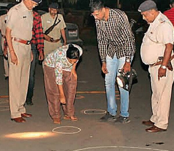 બનાવને પગલે ચકચાર મચી જવા પામી હતી. આસપાસના રહીશોના ટોળા ઉમટી પડયા હતા. મુકેશને તાબડતોબ કારમાં નાખીને મેટ્રો હોસ્પિટલમાં ખસેડાયો હતો. જો કે ફરજ પરના તબીબોએ તેને રાત્રે 12.40 મિનિટે મૃત જાહેર કર્યો હતો. પોલીસે મોડી રાતે નાકાબંધી કરી અજાણ્યા હત્યારાઓને પકડવા તજવીજ હાથ ધરી હતી. મોડીરાત્રે પોલીસ કમિશનર શશીધરન પણ મેટ્રો હોસ્પિટલ ખાતે દોડી ગયા હતા અને બનાવ અંગેની વિગતો મેળવી હતી. પોલીસે મુકેશ હત્યા પ્રકરણની તપાસ માટે ખાસ ટીમ બનાવી હતી.