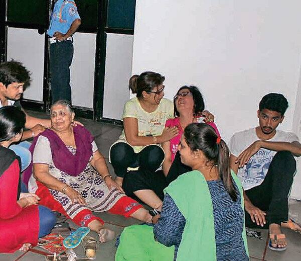 છેલ્લા ઘણા દિવસોથી વિદેશી દારૂના ધંધા માટે બૂટલેગર ગેંગ સાથે મુકેશ હરજાણીને વિખવાદ ચાલી રહ્યો હતો. આ વિવાદ ચરમસીમાએ પહોંચ્યો હતો. ગેંગસ્ટર મુકેશ હરજાણી પર થયેલા ફાયરીંગ બાદ ડીસીબી પોલીસની એક ટીમ રાત્રે સાડા બાર વાગ્યે કુખ્યાત કલ્પેશ કાછીયાના ઘેર પહોંચી હતી અને એક કલાક સુધી કલ્પેશ કાછીયાના ઘરના દરવાજા ખખડાવ્યા હતા પણ ઘરમાંથી કોઇ પ્રતિસાદ ના મળતાં આખરે પોલીસ પરત ફરી હતી.