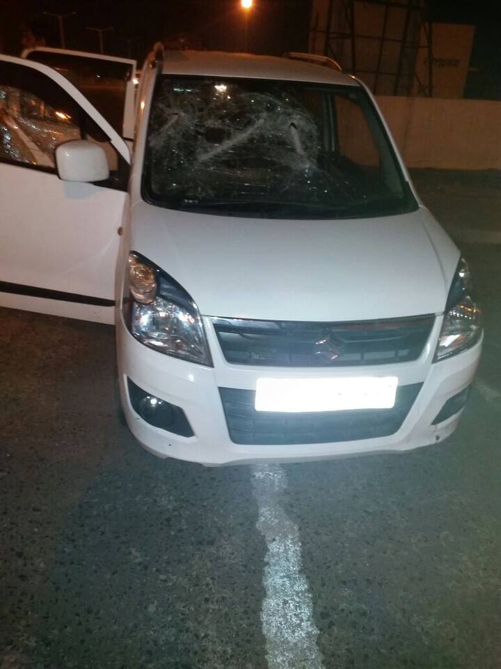 બંને લૂંટારુઓ અલગ કારમાં આવ્યા હતા. કારના ડ્રાયવર્ણને પણ ઇજા પહોંચી છે. બંને ઇજાગ્રસ્તો વેપારીઓને ભચાઉ હોસ્પિટલમાં સારવાર માટે ખસેડાયા છે. ઘટના બાદ પોલીસે નાકાબંધી કરીને ભાગી છૂટેલા લૂંટારૂઓને ઝડપી પાડવા પ્રયાસો શરુ કર્યા છે આ બનાવની જાણ થતા સામખીયાળીની ડીવાયએસપી રાકેશ દેસાઈ અને પોલીસ અધિકારીઓ દોડી ગયા છે.