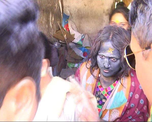 પલ્લવીએ પોતાની તાંત્રિક વિદ્યા દ્વારા સગીર ભત્રીજીને પણ વશમાં કરી લીધી હતી. અગાઉ સગીરા હેમુગઢવી હોલ પાછળ આવેલી એક સ્કૂલમાં અભ્યાસ કરતી હતી. તે ભણવામાં ખૂબ જ હોંશિયાર હતી. પરંતુ પલ્લવીના કારણે તેણે ભણવાનું છોડી દીધું હતું.