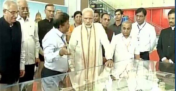  વધુમાં તેમણે જણાવ્યુ હતું કે , સરદાર સરોવરનું કામ પણ ટૂંક સમયમાં જ પૂર્ણ કરવામાં આવશે. તેમણે પોતાની સરકારના વખાણ કરતા કહ્યું કે તેઓ વડાપ્રધાન બન્યા ત્યારબાદ સરદાર સરોવર અને વડોદરા એરપોર્ટ એમ બંન્ને મહત્વપૂર્ણ કાર્ય થયા છે. અંતમાં મોદીએ સૌનો આભાર માન્યો હતો. 