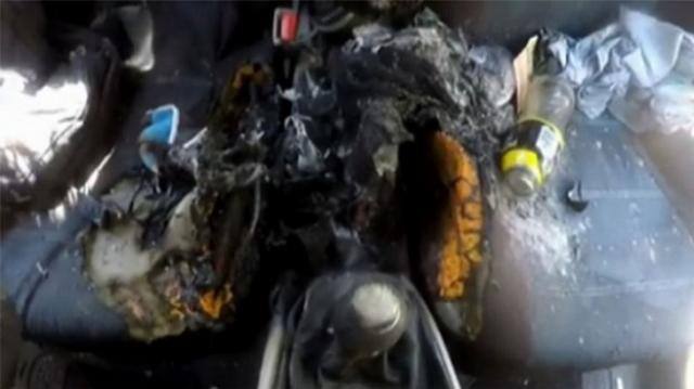 7 સપ્ટેમ્બરે જ iPhone7 લોન્ચ કરવામાં આવ્યે છે, iPhone7ની મજબૂતીના અનેક દાવા પણ કરવામાં આવ્યા હતા પરંતુ 2 મહિનાની અંદર જ બેટરીમાં બ્લાસ્ટના સમાચાર સામે આવ્યા બાદ તમામ દાવાઓ પર હવે સવાલ ઉભા થઈરહ્યા છે. હાલમાં એપલે આ મામલે તપાસ કરવાની વાત કરી છે. સેમસંગ ગેલેક્સી નોટ 7 બાદ iPhone7માં બ્લાસ્ટના સમાચાર હેરના કરી મુકે દેવા છે કારણ કે, બન્ને કંપનીઓ પોત પોતાના ફોનની મજબૂતી અને સુરક્ષાના મોટા મોટા દાવા કરી રહી છે. જોકે બન્ને કંપની ફોનમાં લિથિયમ બેટરીનો ઉપયોગ કરે છે.