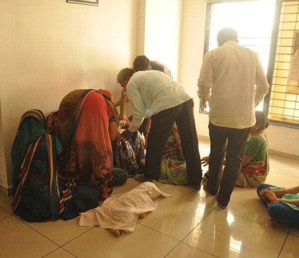 તૃપ્તિના મમ્મી શાકભાજી લઈને ઘરે આવ્યા પછી તેમણે સૌથી પહેલા દ્રશ્ય જોયું હતું. તેમણે રાડારાડ કરતાં આસપાસના લોકો દોડી આવ્યા હતા અને આ અંગે ભરુચ સી ડિવિઝન પોલીસ મથકે ફરિયાદ નોંધાતા પોલીસે વધુ તપાસ હાથ ધરી છે. નોંધનીય છે કે, તૃપ્તિના બે વખત લગ્ન થયાં હતાં. પહેલા લગ્ન 6 મહિનાના ટૂંકાગાળામાં તૂટી ગયા હતા. આ પછી બીજા લગ્ન કર્યાના દોઢ વર્ષમાં જ તૃપ્તિ અને તેના પતિ મેહૂલ વચ્ચે મતભેદ સર્જાતાં તૃપ્તી 1 વર્ષની પુત્રી હિરને લઇને પિયરમાં રહેતી હતી. જોકે, તૃપ્તિએ પુત્રીની હત્યા કેમ કરી તે અંગે વિગતો બહાર નહીં આવતાં તર્ક-વિતર્ક સર્જાયા છે.