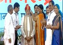 વડોદરાઃ PM મોદી નવલખી ગ્રાઉન્ડ પહોંચ્યા, દિવ્યાંગોને આપી ભેટ