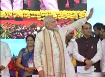 વડોદરાઃ PM મોદી નવલખી ગ્રાઉન્ડ પહોંચ્યા, દિવ્યાંગોને આપી ભેટ