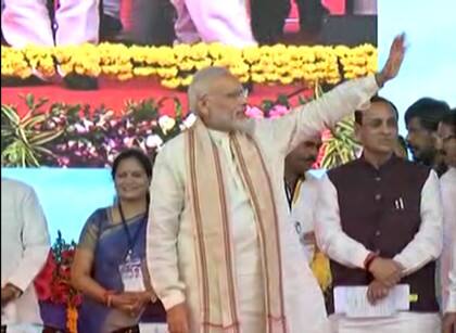 વડોદરાઃ PM મોદી નવલખી ગ્રાઉન્ડ પહોંચ્યા, દિવ્યાંગોને આપી ભેટ વડોદરાઃ PM મોદી નવલખી ગ્રાઉન્ડ પહોંચ્યા, દિવ્યાંગોને આપી ભેટ