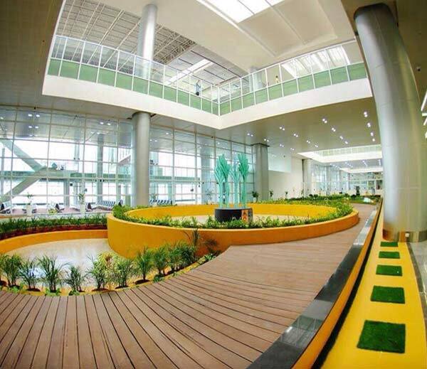 એરપોર્ટનું ઇન્ટીરીયર, વીઆઇપી લોન્જ, સીઆઇપી લોંજ, રેસ્ટોરન્ટ અને બેઠક વ્યવસ્થા લક્ઝુરિયસ છે. 