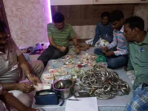 Mp Lokayukta Raid At Society Manager પગાર 8000, રેડમાં મળ્યા કરોડોની જમીનના દસ્તાવેજો અને લાખો રૂપિયા રોકડા