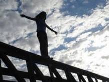 અમદાવાદ: અસામાજિક તત્વોના ત્રાસથી યુવતીએ બ્રિજ પરથી પડતું મૂક્યું