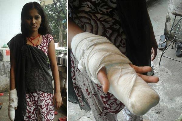 તેની આ હરકતો અંગે પરિવારને કહેશે તો જાનથી મારી નાંખશે, તેવી ધમકી પણ તેણે યુવતીઓને આપી હતી. આમ છતાં બંને બહેનોએ ફારુકનો વિરોધ કર્યો હતો. આથી ઉશ્કેરાયેલા ફારુકે સુરૈયાબાનુ પર હુમલો કરી દીધો હતો. આ હુમલાના કારણે સુરૈયાબાનુના હાથની આંગળીમાં ફ્રેક્ચર પણ થઈ ગયું હતું. 