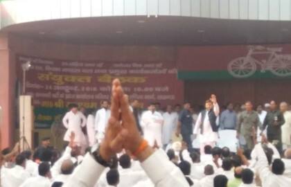 મંચ પર મુલાયમની સામે પહેલા ગળે મળ્યા અખિલેશ-શિવપાલ, બાદમાં કરી ધક્કામુક્કી મંચ પર મુલાયમની સામે પહેલા ગળે મળ્યા અખિલેશ-શિવપાલ, બાદમાં કરી ધક્કામુક્કી