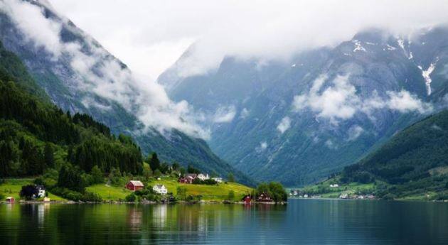 નોર્વેમાં 70થી 74 દિવસ સુધી સૂર્ય નથી ડૂબતો. નોર્વેને લોન્ડ ઓફ ધ મિડ નાઈટ સન પણ કહેવામાં આવે છે.